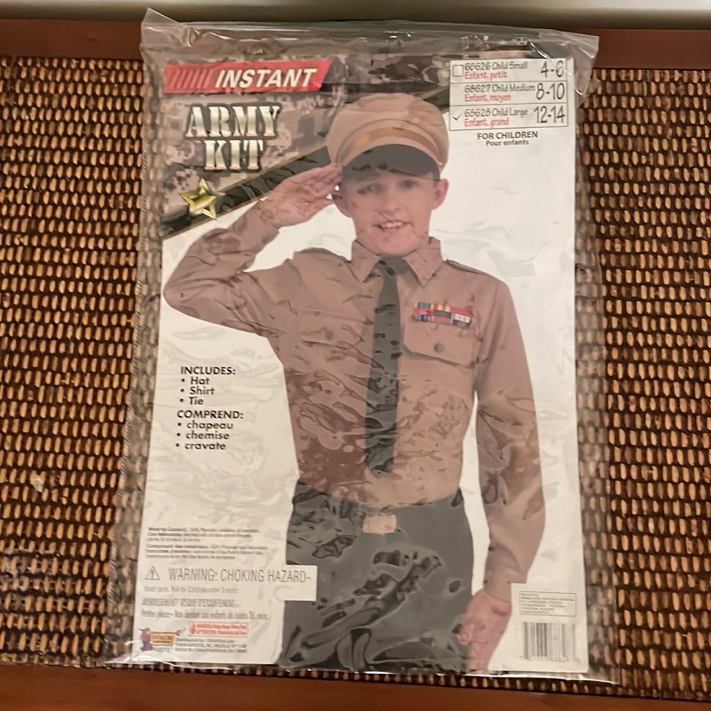 Army kit Halloween costume. Includes hat, shirt and tie. Size child 12–14
